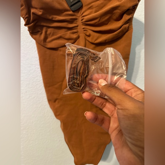 NWOT SKIMS SEAMLESS SCULPT 
STRAPLESS THONG BODYSUIT - Picture 5 of 6